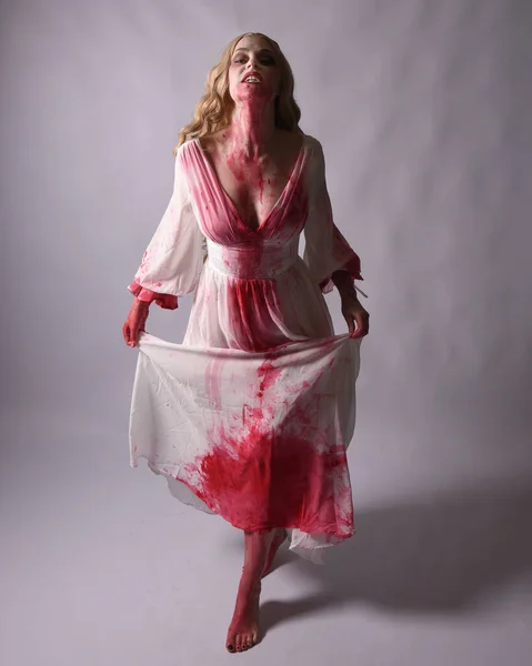 Full Längd Porträtt Skrämmande Vampyr Zombie Brud Bär Eleganta Halloween — Stockfoto