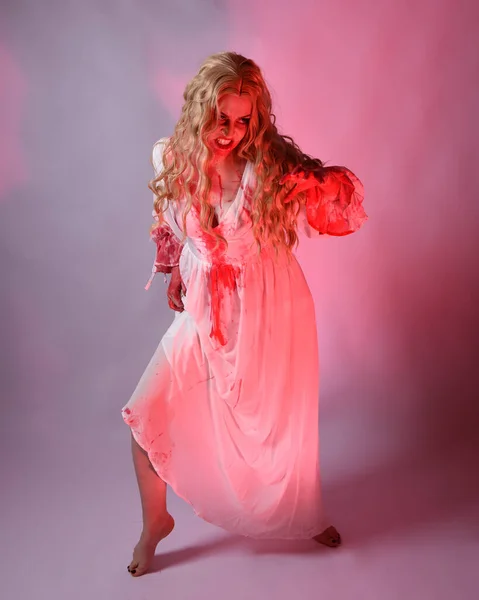 차있는 초상화 무서운 뱀파이어 할로윈 드레스를 제스처 밖으로 조명으로 스튜디오 — 스톡 사진
