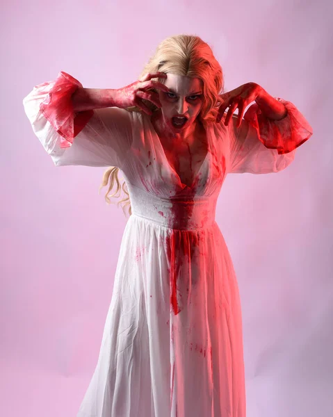 Zamknij Portret Przerażającej Wampirzej Panny Młodej Eleganckim Kostiumie Halloween Fantasy — Zdjęcie stockowe