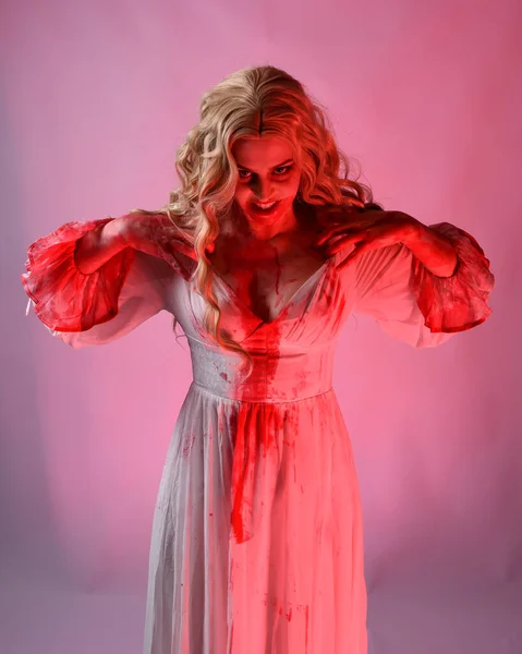 Närbild Porträtt Skrämmande Vampyr Brud Bär Eleganta Halloween Fantasi Kostym — Stockfoto