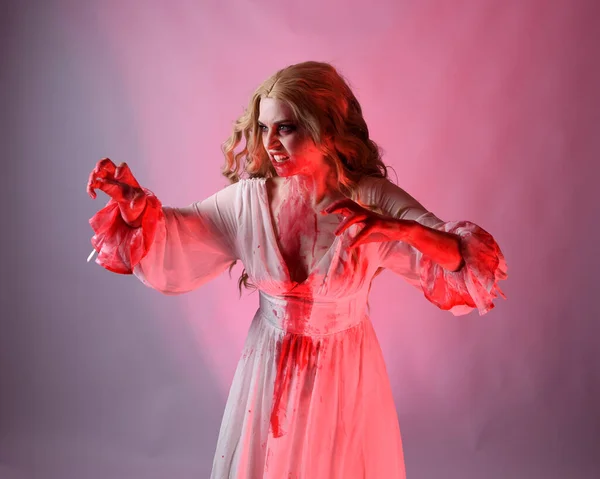 Närbild Porträtt Skrämmande Vampyr Brud Bär Eleganta Halloween Fantasi Kostym — Stockfoto