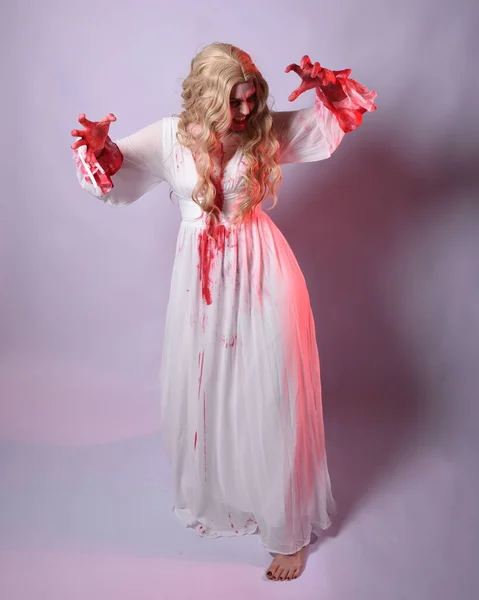 Full Längd Porträtt Skrämmande Vampyr Zombie Brud Bär Eleganta Halloween — Stockfoto