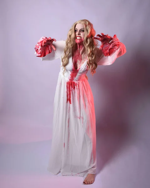 Portrait Pleine Longueur Vampire Effrayant Zombie Mariée Portant Robe Élégante — Photo