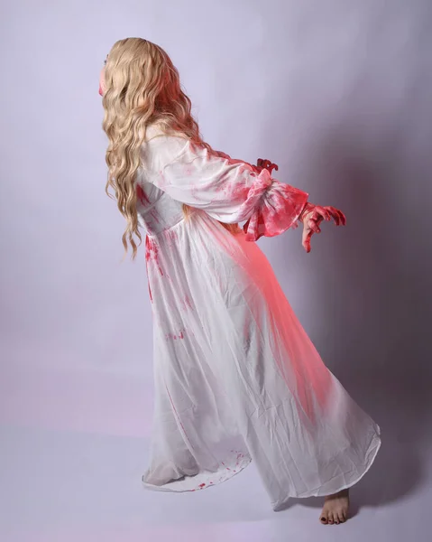 블러디 페인트 스플래터와 우아한 할로윈 드레스를 무서운 뱀파이어 신부의 초상화 — 스톡 사진