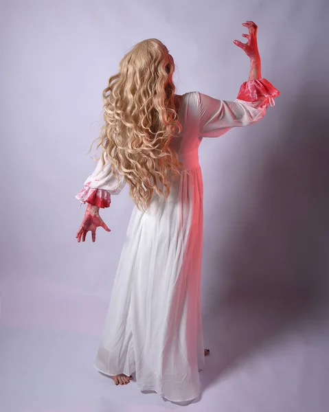 블러디 페인트 스플래터와 우아한 할로윈 드레스를 무서운 뱀파이어 신부의 초상화 — 스톡 사진