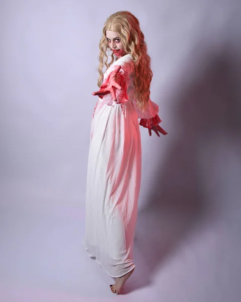 Full Length Portret Van Enge Vampier Zombie Bruid Het Dragen — Stockfoto