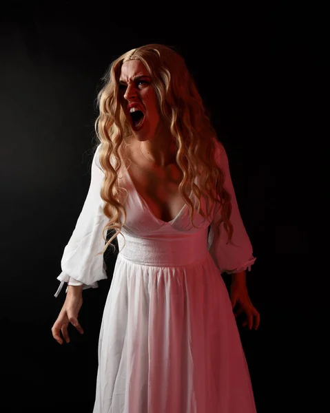 Gros Plan Portrait Effrayant Vampire Blonde Mariée Portant Élégante Robe — Photo