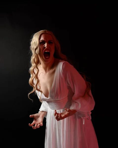 Gros Plan Portrait Effrayant Vampire Blonde Mariée Portant Élégante Robe — Photo