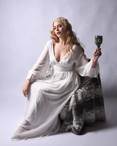 Ganztägiges Porträt Einer Blonden Frau Weißen Historischen Brautkleid Sitzende Pose — Stockfoto