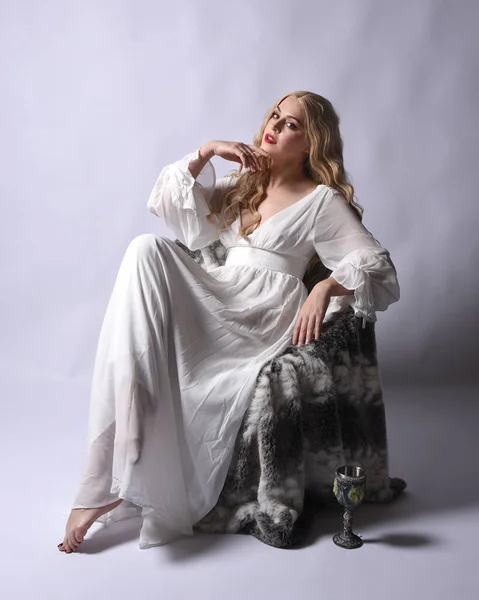 Ganztägiges Porträt Einer Blonden Frau Weißen Historischen Brautkleid Sitzende Pose — Stockfoto