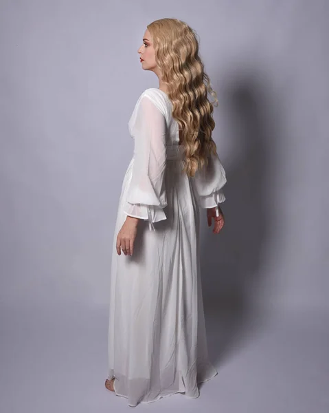 Ganztägiges Porträt Einer Blonden Frau Weißen Historischen Brautkleid Stehende Pose — Stockfoto