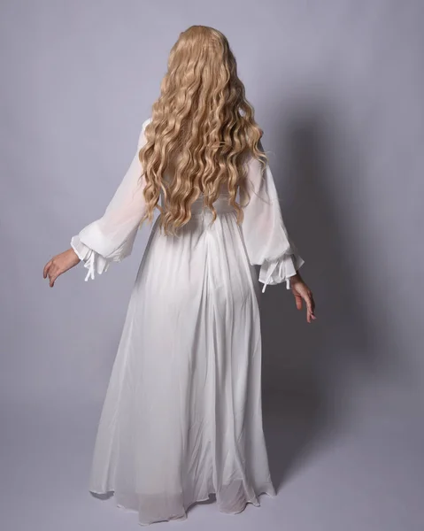 역사적인 판타지 드레스를 여자의 초상화 스튜디오 배경에 카메라에서 — 스톡 사진