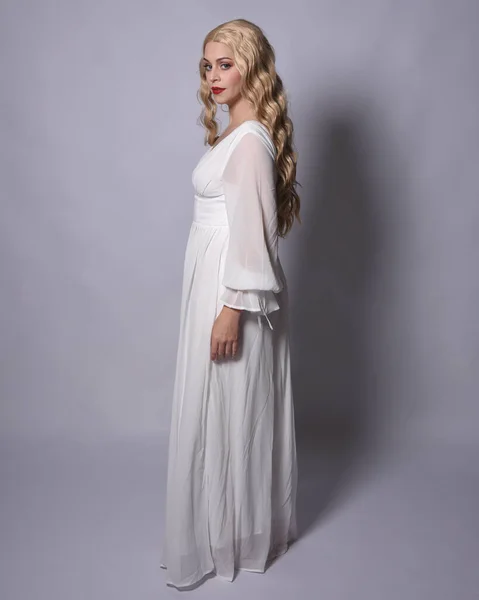 Full Length Portret Van Blonde Vrouw Dragen Witte Historische Bruids — Stockfoto