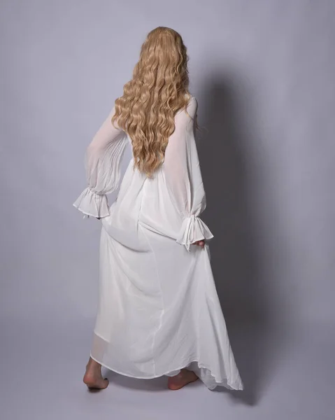 Pełna Długość Portret Blondynki Noszącej Białą Historyczną Suknię Ślubną Strój — Zdjęcie stockowe