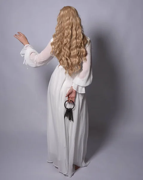 Ganztägiges Porträt Einer Blonden Frau Weißen Historischen Brautkleid Stehende Pose — Stockfoto