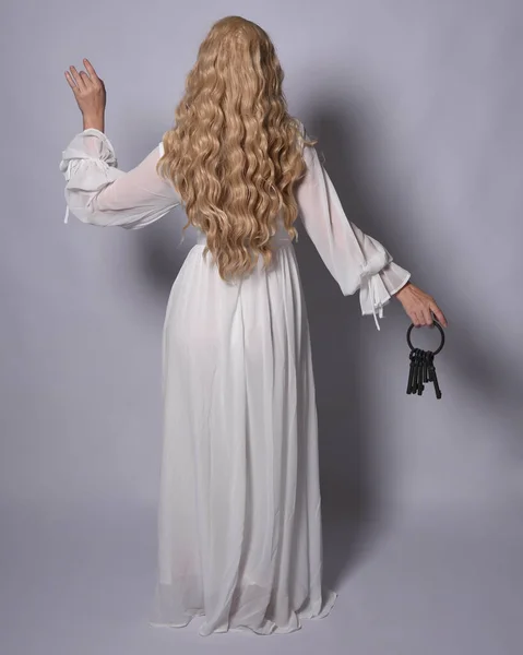 역사적인 판타지 드레스를 여자의 초상화 스튜디오 배경에 카메라에서 — 스톡 사진