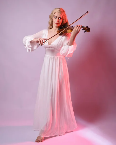 우아한 화이트 할로윈 역사적인 캐릭터를 모델의 초상화 스튜디오 배경에 바이올린 — 스톡 사진