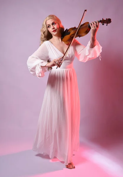 우아한 화이트 할로윈 역사적인 캐릭터를 모델의 초상화 스튜디오 배경에 바이올린 — 스톡 사진