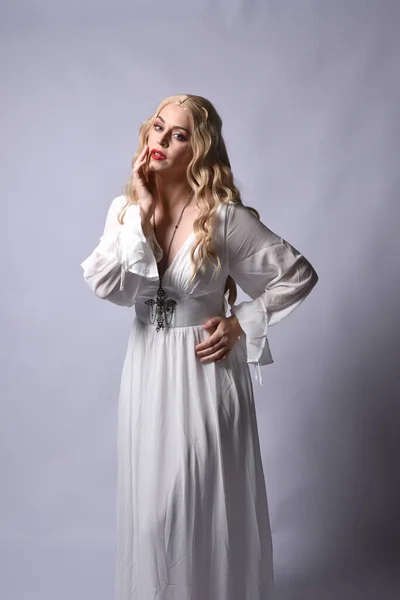 Крупный План Портрет Красивой Блондинки Модели Носить Элегантное Белое Платье — стоковое фото