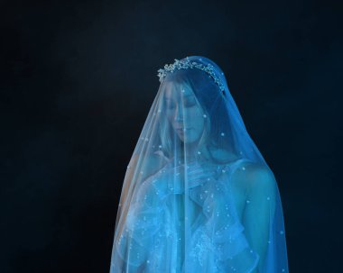 Beyaz gelinlik giymiş güzel bir mankenin yakın portresi ve kefen gibi akan bir duvak. Huysuz sinematik ışıklandırma, karanlık bir stüdyonun arka planında izole edilmiş..