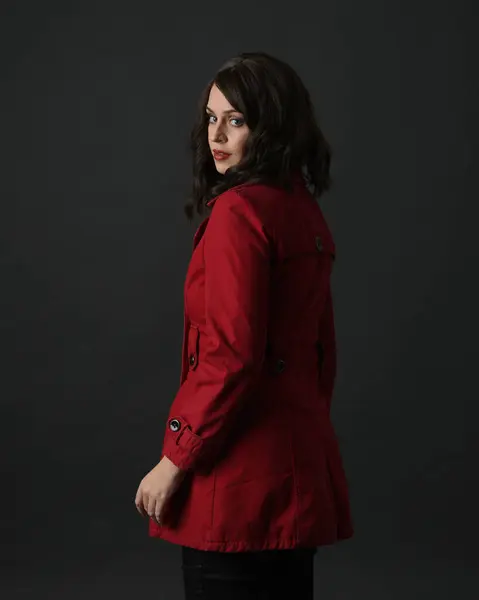 Крупным Планом Портрет Красивой Брюнетки Женщина Модель Носить Красный Плащ Лицензионные Стоковые Изображения