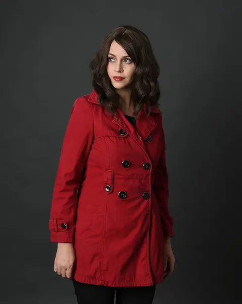 Güzel Esmer Kadın Modelinin Yakın Plan Portresi Kırmızı Trençkot Giyiyor Stok Resim