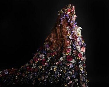 Celtic Bahar Tanrıçası Olarak Kadın Modellerinin Stüdyo Portreleri, Beltane Pagan Mitolojisinden esinlenilmiş Çiçek Fantezi Kostümleri, geri dönüp bakmaktadır. izole Karanlık Stüdyo Arkaplanı