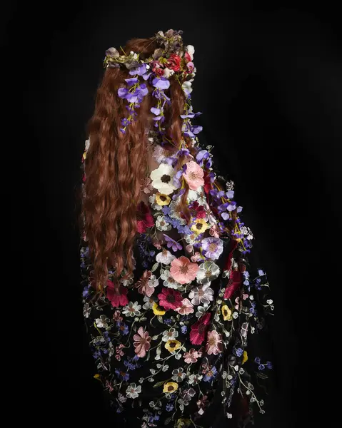 Celtic Bahar Tanrıçası Olarak Kadın Modellerinin Stüdyo Portreleri, Beltane Pagan Mitolojisinden esinlenilmiş Çiçek Fantezi Kostümleri, geri dönüp bakmaktadır. izole Karanlık Stüdyo Arkaplanı