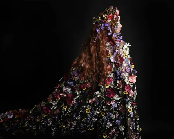 Celtic Bahar Tanrıçası Olarak Kadın Modellerinin Stüdyo Portreleri, Beltane Pagan Mitolojisinden esinlenilmiş Çiçek Fantezi Kostümleri, geri dönüp bakmaktadır. izole Karanlık Stüdyo Arkaplanı