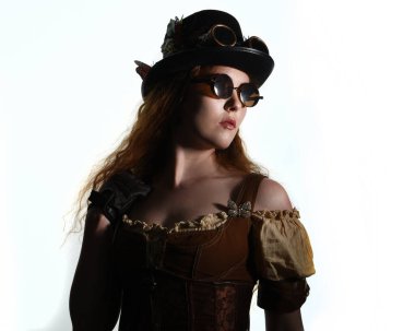 Steampunk Botanikçisi, çılgın bilim adamı, silindir şapkalı ve gözlüklü kadın model. Kızıl Saçlı Fantezi Karakteri Beyaz Stüdyo Arkaplanında Pozisyon