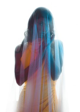 Kadın modelin siluetli arka ışıklandırmalı portreleri katıksız kefen örtüsüyle örtülmüş, hafif ışıklandırmayla parlayan. Gizemli, karamsar ve dramatik fantezi veya gotik temalar için mükemmel..