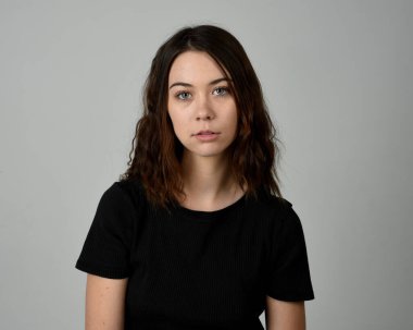 Esmer Kız Model Kafa ve Omuz Stüdyosu Portresi Tarafsız Basit Temel Temizlik Beyaz Arkaplanda İzole Edildi