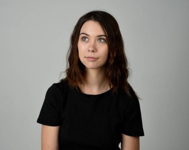 Esmer Kız Model Kafa ve Omuz Stüdyosu Portresi Tarafsız Basit Temel Temizlik Beyaz Arkaplanda İzole Edildi