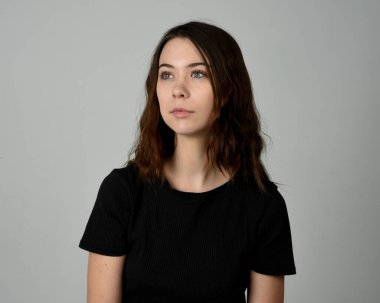 Esmer Kız Model Kafa ve Omuz Stüdyosu Portresi Tarafsız Basit Temel Temizlik Beyaz Arkaplanda İzole Edildi