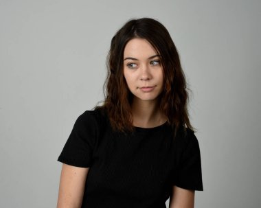 Esmer Kız Model Kafa ve Omuz Stüdyosu Portresi Tarafsız Basit Temel Temizlik Beyaz Arkaplanda İzole Edildi