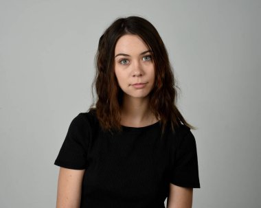 Esmer Kız Model Kafa ve Omuz Stüdyosu Portresi Tarafsız Basit Temel Temizlik Beyaz Arkaplanda İzole Edildi