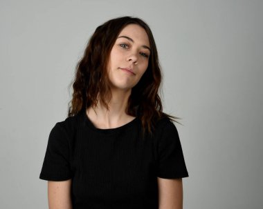 Esmer Kız Model Kafa ve Omuz Stüdyosu Portresi Tarafsız Basit Temel Temizlik Beyaz Arkaplanda İzole Edildi