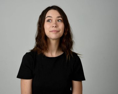 Esmer Kadın Başı ve Omuzcu Stüdyo Portresi Beyaz Arkaplanda İzole Mutlu Gülümseyen Şakacı İfadeler