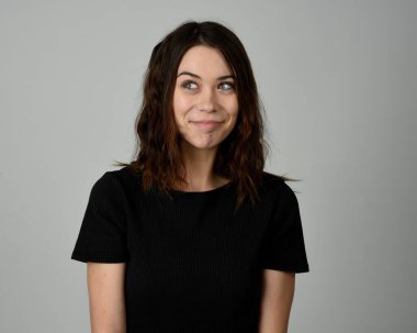 Esmer Kadın Başı ve Omuzcu Stüdyo Portresi Beyaz Arkaplanda İzole Mutlu Gülümseyen Şakacı İfadeler