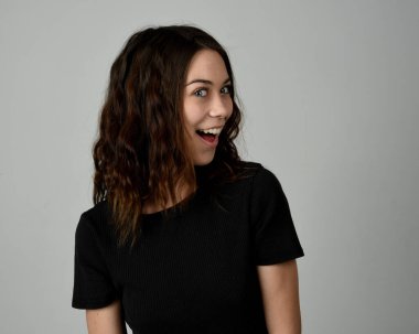 Esmer Kadın Başı ve Omuzcu Stüdyo Portresi Beyaz Arkaplanda İzole Mutlu Gülümseyen Şakacı İfadeler