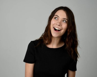 Esmer Kadın Başı ve Omuzcu Stüdyo Portresi Beyaz Arkaplanda İzole Mutlu Gülümseyen Şakacı İfadeler