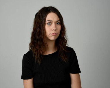 Esmer Kız Model Kafa ve Omuz Stüdyosu Stüdyosu Taze Yüzlü ve Güzel Gösteriş İfadesi Duygusal İfadeler