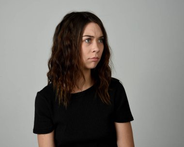 Esmer Kız Model Kafa ve Omuz Stüdyosu Stüdyosu Taze Yüzlü ve Güzel Gösteriş İfadesi Duygusal İfadeler