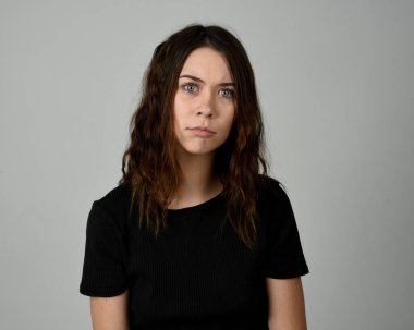 Esmer Kız Model Kafa ve Omuz Stüdyosu Stüdyosu Taze Yüzlü ve Güzel Gösteriş İfadesi Duygusal İfadeler