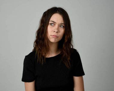 Esmer Kız Model Kafa ve Omuz Stüdyosu Stüdyosu Taze Yüzlü ve Güzel Gösteriş İfadesi Duygusal İfadeler