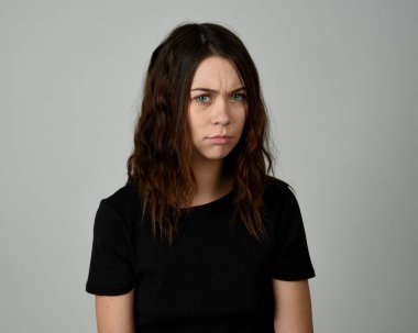 Esmer Kız Model Kafa ve Omuz Stüdyosu Stüdyosu Taze Yüzlü ve Güzel Gösteriş İfadesi Duygusal İfadeler