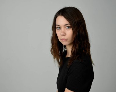 Esmer Kız Model Kafa ve Omuz Stüdyosu Portresi Tarafsız Basit Temel Temizlik Beyaz Arkaplanda İzole Edildi