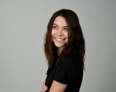 Esmer Kadın Başı ve Omuzcu Stüdyo Portresi Beyaz Arkaplanda İzole Mutlu Gülümseyen Şakacı İfadeler