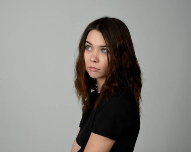 Esmer Kız Model Kafa ve Omuz Stüdyosu Portresi Tarafsız Basit Temel Temizlik Beyaz Arkaplanda İzole Edildi