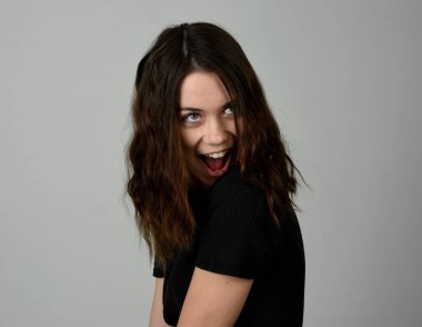 Esmer Kadın Başı ve Omuzcu Stüdyo Portresi Beyaz Arkaplanda İzole Mutlu Gülümseyen Şakacı İfadeler